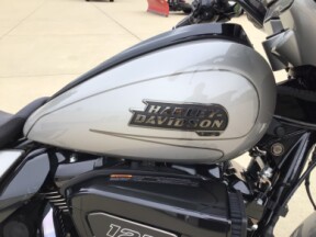 FLHXSE 2023 CVO™ Street Glide® thumb 3