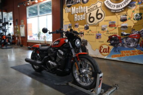 Harley-Davidson® Nightster™ Special 2023 RH975S VIVID BLACK thumb 2