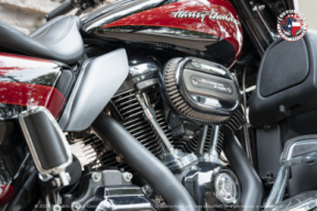 2017 Harley-Davidson® CVO™ Street Glide® FLHXSE thumb 1