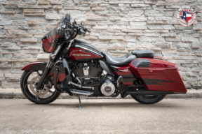 2017 Harley-Davidson® CVO™ Street Glide® FLHXSE thumb 3