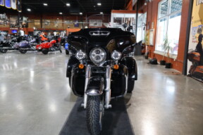 Harley-Davidson® Tri Glide™ Ultra 2024 FLHTCUTG VIVID BLACK W/ PINSTRIPE thumb 0