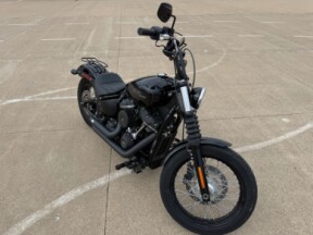 2019 Harley-Davidson® Street Bob® Vivid Black thumb 3