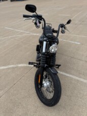 2019 Harley-Davidson® Street Bob® Vivid Black thumb 2
