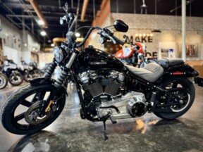 2026 Harley-Davidson® Street Bob® Vivid Black Chrome Cast Wheels thumb 2