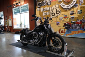 Harley-Davidson® Street Bob™ 2025 FXBB VIVID BLACK thumb 2