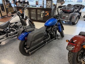 2024 Harley-Davidson® Street Bob® 114 Blue Burst thumb 2