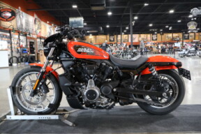 Harley-Davidson® Nightster™ Special 2023 RH975S VIVID BLACK thumb 3