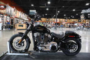 Harley-Davidson® Street Bob™ 2025 FXBB VIVID BLACK thumb 3