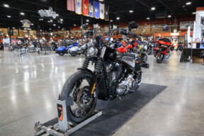 Harley-Davidson® Street Bob™ 2025 FXBB VIVID BLACK thumb 1