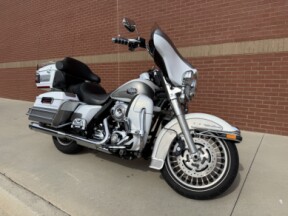 2009 Harley-Davidson® Electra Glide® Ultra Classic® Two-Tone White Gold Pearl/Pewter Pearl thumb 2