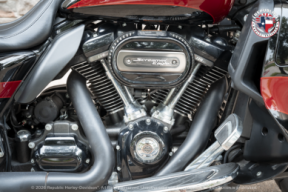2017 Harley-Davidson® CVO™ Street Glide® FLHXSE thumb 2