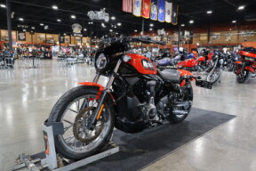 Harley-Davidson® Nightster™ Special 2023 RH975S VIVID BLACK thumb 1
