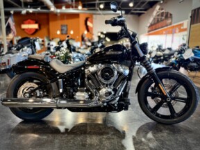 2026 Harley-Davidson® Street Bob® Vivid Black Chrome Cast Wheels thumb 3