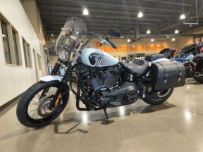 2021 Harley-Davidson® Street Bob® 114 Stone Washed White Pearl thumb 3