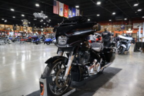 Harley-Davidson® Street Glide® 2024 FLHX VIVID BLACK thumb 2