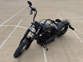 2019 Harley-Davidson® Street Bob® Vivid Black thumb 1