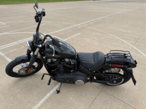 2019 Harley-Davidson® Street Bob® Vivid Black thumb 0