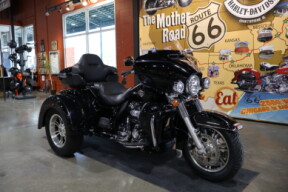 Harley-Davidson® Tri Glide™ Ultra 2024 FLHTCUTG VIVID BLACK W/ PINSTRIPE thumb 2