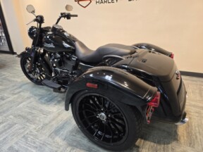 2023 Harley-Davidson® Freewheeler® Vivid Black FLRT thumb 0