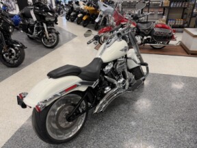 2018 Harley-Davidson® Fat Boy® 114 Bonneville Salt Pearl thumb 2