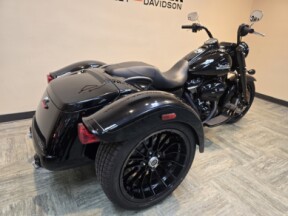 2023 Harley-Davidson® Freewheeler® Vivid Black FLRT thumb 3
