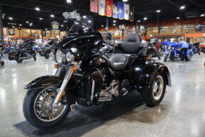 Harley-Davidson® Tri Glide™ Ultra 2024 FLHTCUTG VIVID BLACK W/ PINSTRIPE thumb 1