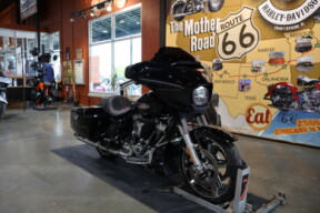 Harley-Davidson® Street Glide® 2024 FLHX VIVID BLACK thumb 3