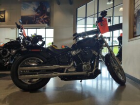 2024 Harley-Davidson® Softail® Standard Vivid Black thumb 3