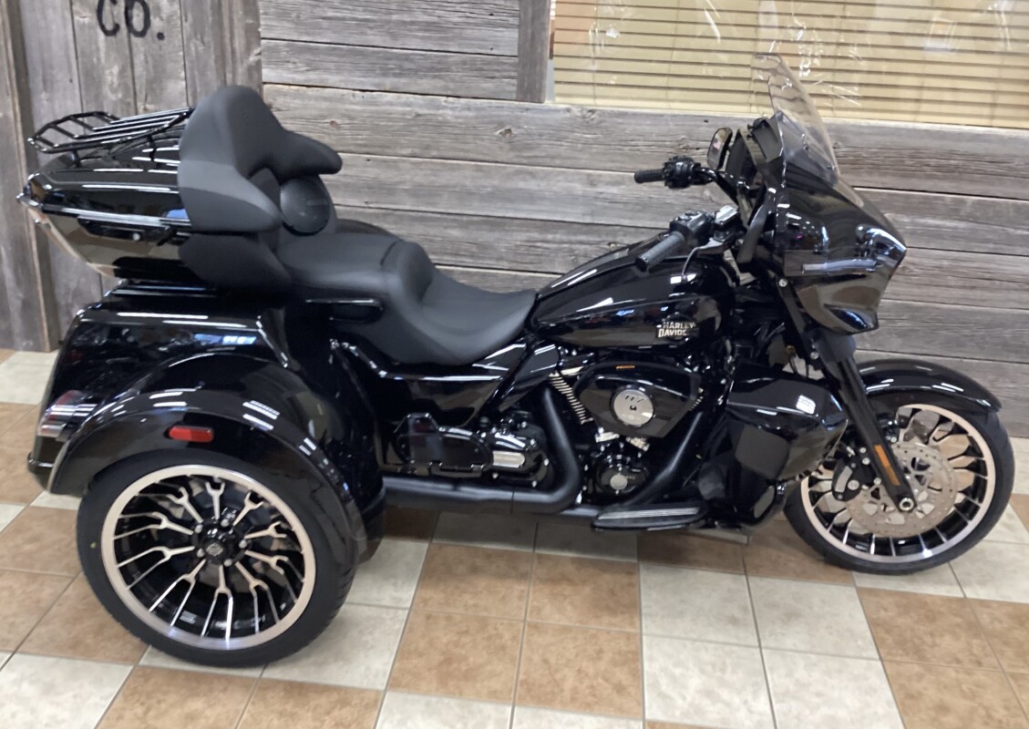 2026 Harley-Davidson® Street Glide 3 Limited Vivid Black Black Trim