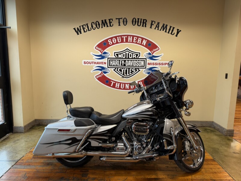 2015 Harley-Davidson® CVO™ Street Glide® Two-Tone Hard Candy Mercury/Smoky Quartz Flames