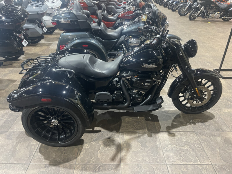 2024 Harley-Davidson® Freewheeler® VIVID BLACK W/ PINSTRIPE