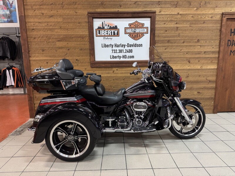 2020 Harley-Davidson® CVO™ Tri Glide® Black Stardust w/ Magnetic Gray & Wicked Red FLHTCUTGSE