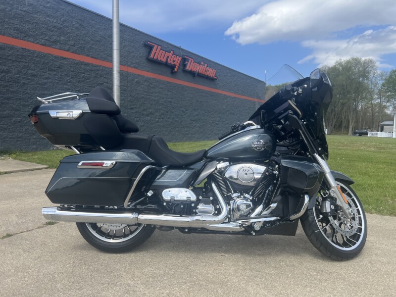 2026 Harley-Davidson® Street Glide Limited Iron Horse Metallic Chrome Trim