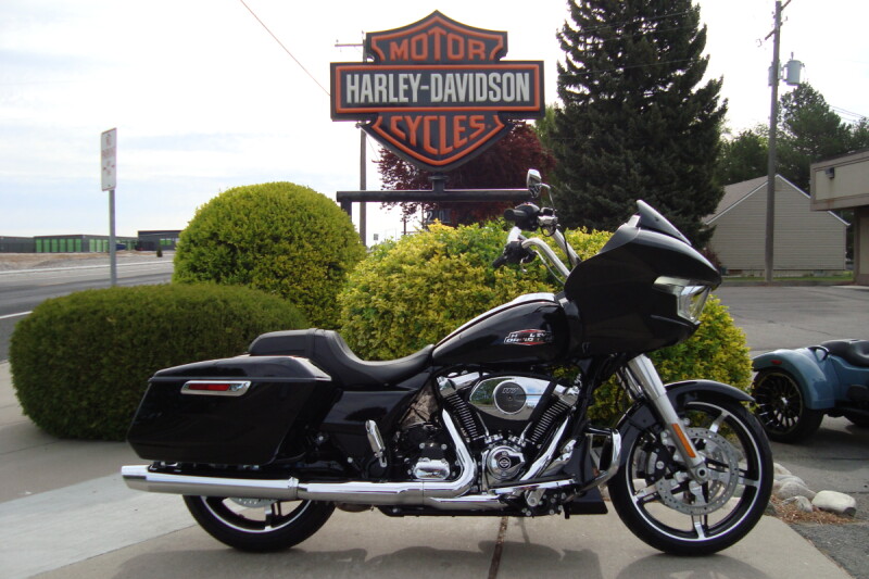 2026 Harley-Davidson® Road Glide® Vivid Black Chrome Trim
