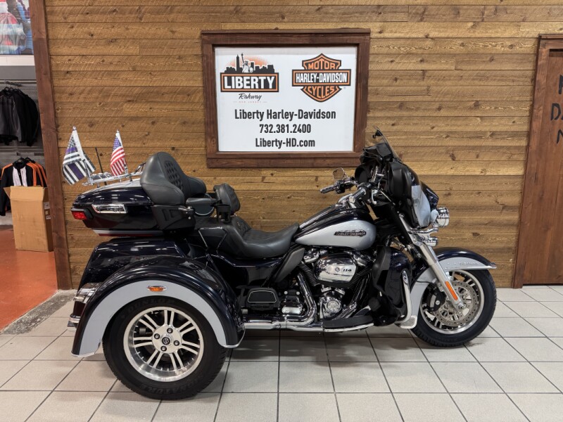 2019 Harley-Davidson® Tri Glide® Ultra Midnight Blue/Barracuda Silver FLHTCUTG