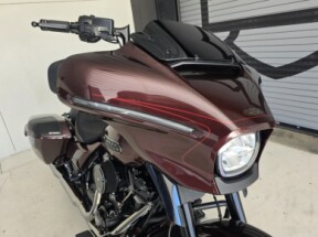 2024 Harley-Davidson® CVO™ Street Glide® Copperhead thumb 2