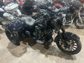 2024 Harley-Davidson® Freewheeler® VIVID BLACK W/ PINSTRIPE thumb 3