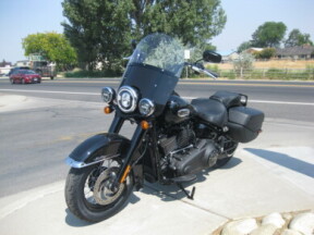 2025 Harley-Davidson® Heritage Classic Vivid Black w/Laced Wheels thumb 2