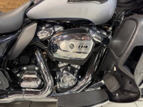 2019 Harley-Davidson® Tri Glide® Ultra Midnight Blue/Barracuda Silver FLHTCUTG thumb 2