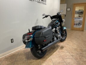 2026 Harley-Davidson® Heritage Classic Teal Thunder / Vivid Black Black Cast Wheels FLHC thumb 0