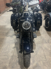 2024 Harley-Davidson® Freewheeler® VIVID BLACK W/ PINSTRIPE thumb 1