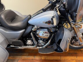 2023 Harley-Davidson® Tri Glide® Ultra Atlas Silver Metallic thumb 2