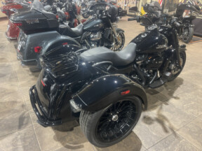 2024 Harley-Davidson® Freewheeler® VIVID BLACK W/ PINSTRIPE thumb 2