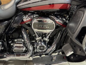 2020 Harley-Davidson® CVO™ Tri Glide® Black Stardust w/ Magnetic Gray & Wicked Red FLHTCUTGSE thumb 2