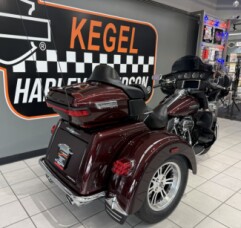 2019 Harley-Davidson® Tri Glide® Ultra Twisted Cherry thumb 2