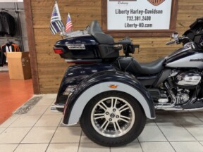 2019 Harley-Davidson® Tri Glide® Ultra Midnight Blue/Barracuda Silver FLHTCUTG thumb 0