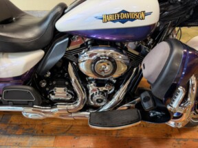 2011 Harley-Davidson® Electra Glide® Ultra Limited Two-Tone White Ice Pearl/Black Ice Pearl thumb 2