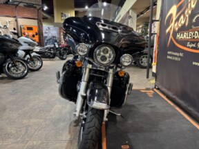 2018 Harley-Davidson® Electra Glide® Ultra Classic® Vivid Black thumb 2