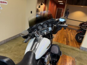 2011 Harley-Davidson® Electra Glide® Ultra Limited Two-Tone White Ice Pearl/Black Ice Pearl thumb 1