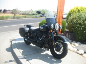 2025 Harley-Davidson® Heritage Classic Vivid Black w/Laced Wheels thumb 1